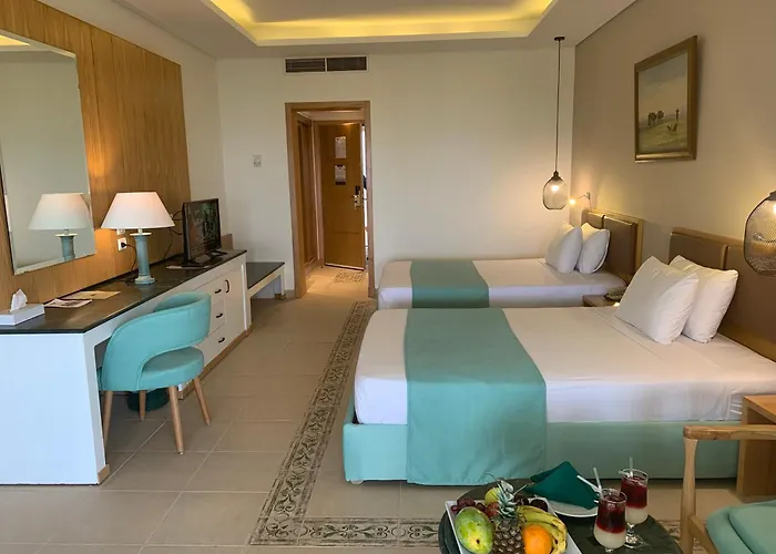 Resort Lahami Bay 4*